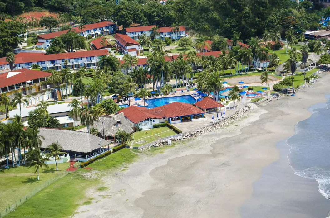 Qualton Club Ixtapa